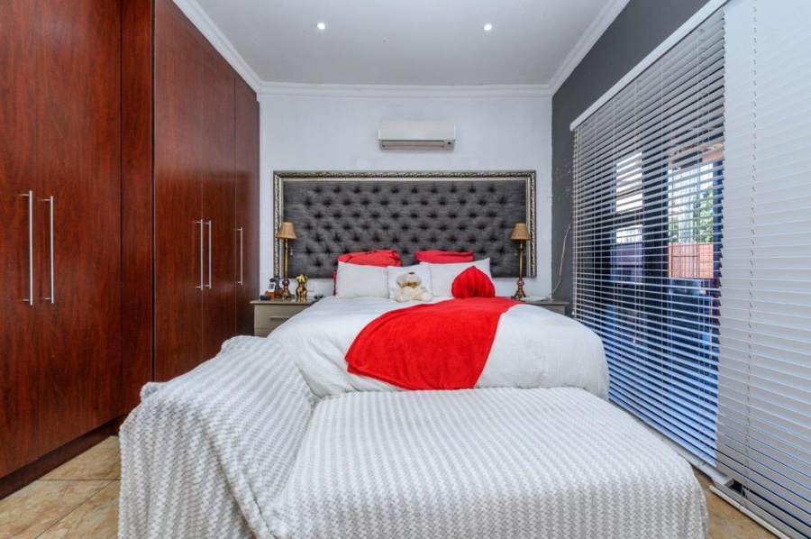 5 Bedroom Property for Sale in Van Riebeeck Hoogte Eastern Cape